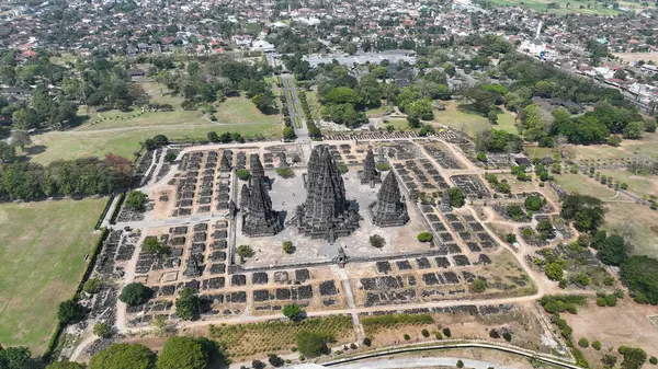 Hava manzaralı Prambanan tapınağı merkezi Java Endonezya.