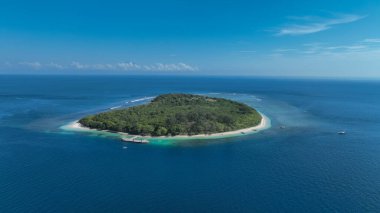 En iyi kumlu ada plajı. Siluet palmiye ağaçları manzara manzarası. Popüler tatil tropik deniz manzarası ufkuna ilham ver. Doğanın görkemli günbatımı deniz gökyüzü yansıması. Sakin sakin yaz seyahati