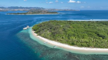 Zümrüt adaların göz kamaştırıcı manzarası ve açık gökyüzünün altında derin mavi deniz, yukarıdan Endonezya takımadalarının el değmemiş güzelliklerini yakalıyor..