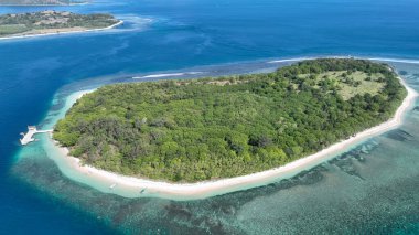 Gili Rengit 'in bu havada yakalanması Endonezya' nın kalbinde mükemmel bir tropikal kaçış yaratarak yemyeşil orman, beyaz kumlu plajlar ve kristal berrak suyu vurguluyor..