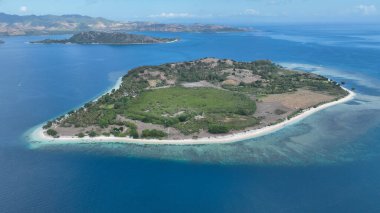 Gili Layar 'ın hava manzarası, turkuaz suları ve beyaz kumlu plajlarla çevrili yemyeşil kalbini gözler önüne seriyor. Batı Nusa Tenggara' da gerçek bir tropik cennet..