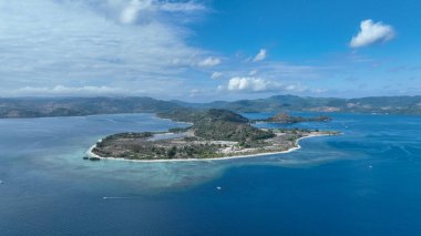 Gili Gede 'nin hava manzarası eşsiz sahil şeridini, berrak sularını ve yeşil tepelerini gözler önüne seriyor, doğa severler ve maceracılar için huzurlu bir cennet sunuyor..