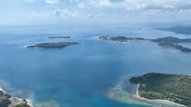Beyaz kumlu plajları ve zümrüt suları olan birkaç küçük adanın göz kamaştırıcı manzarası sonsuz mavi deniz ve yumuşak bulutların üzerine kurulmuş..