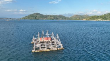Bagan Apung ya da Bagang, denizin ortasında ançüez yapmak için bambudan yapılmış geleneksel bir balık avlama yapısıdır. Lombok Denizi 'nde balık tutmak için geleneksel yüzen kulübenin güzel manzarası.
