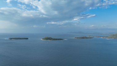 Lombok yakınlarındaki mavi sularda parıldayan Gili Nanggu Gili Tangkong ve Gili Sudak bir çerçevede üç tropikal mücevher huzurlu plajlarını ve yemyeşil manzaralarını keşfetmek için sizi davet ediyor..