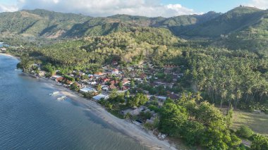 Hindistan cevizi palmiyeleri ve yuvarlanan tepelerle çerçevelenmiş, Lomboks 'un el değmemiş kıyı şeridi boyunca yerleşik geleneksel evleri olan büyüleyici sahil köyü. Idyllic tropikal kaçış.