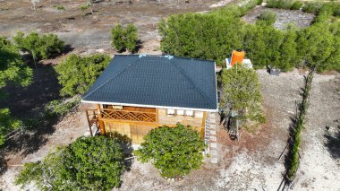 Gili Gede 'de, yemyeşil ve açık arazilerle çevrili rahat, ahşap bir villa, doğadan ve denizden sadece birkaç adım uzakta huzurlu bir geri çekilme sunuyor..