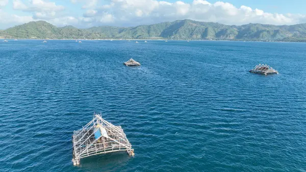 Bagan Apung ya da Bagang, denizin ortasında ançüez yapmak için bambudan yapılmış geleneksel bir balık avlama yapısıdır. Lombok Denizi 'nde balık tutmak için geleneksel yüzen kulübenin güzel manzarası.