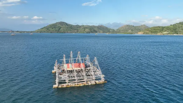 Bagan Apung ya da Bagang, denizin ortasında ançüez yapmak için bambudan yapılmış geleneksel bir balık avlama yapısıdır. Lombok Denizi 'nde balık tutmak için geleneksel yüzen kulübenin güzel manzarası.