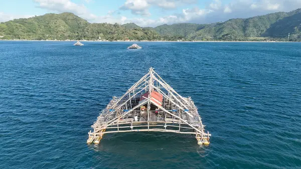 Bagan Apung ya da Bagang, denizin ortasında ançüez yapmak için bambudan yapılmış geleneksel bir balık avlama yapısıdır. Lombok Denizi 'nde balık tutmak için geleneksel yüzen kulübenin güzel manzarası