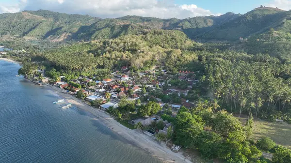 Hindistan cevizi palmiyeleri ve yuvarlanan tepelerle çerçevelenmiş, Lomboks 'un el değmemiş kıyı şeridi boyunca yerleşik geleneksel evleri olan büyüleyici sahil köyü. Idyllic tropikal kaçış.