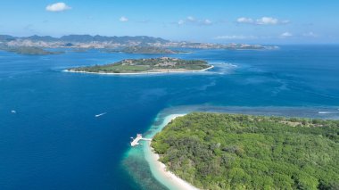Turkuvaz suları ve yemyeşil yemyeşil ile çevrili el değmemiş tropik ada Endonezya 'nın göbeğine huzurlu bir kaçış için mükemmel. Kumlu plajlar canlı ormanlarla buluşur.