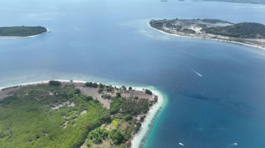 Gili Layar 'ın havadan görünüşü el değmemiş kıyı şeridini ve turkuaz sularını, yemyeşil suların sakin denizle buluşmasını gözler önüne seriyor. Tropik ada hayalleri için mükemmel.