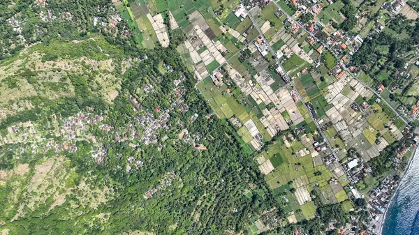 Bali 'deki Amed köyünün üzerinde süzülür ve ışıl ışıl mavi denizle buluşan canlı pirinç tarlaları, bereketli ormanlar ve kıyı yaşamı mozaiğini keşfeder. Bu hava manzarası doğanın ve geleneğin uyumunu gözler önüne seriyor..