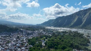 Sembalun köyü yuvarlanan tepelerin eteklerinde yuva yapar. Çatı katları yemyeşil manzaraya karışır. Lombok 'taki kırsal yaşamın otantik bir görüntüsü..