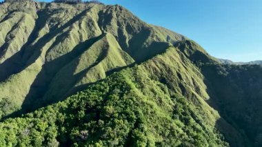 Sembalun 'un yuvarlanan yeşil sırtları kusursuz mavi gökyüzünün altında parlıyor. Çimen yemyeşil halılar dik yamaçlar, sizi Lomboks vahşi volkanik manzaralarını keşfetmeye davet ediyor..