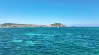 Turkuaz okyanus suyu beyaz dalga açık mavi deniz. Kuş bakışı canavar dalgası kayaya çarpıyor. Yazın açık deniz sahillerinde tropik deniz plajı. Okyanus adası güzel dramatik manzara.