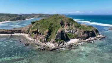 Hava manzaralı dramatik uçurumlar ve Lombok sahilinde turkuaz deniz ve beyaz plajlarla çevrili yemyeşil bir tepe. Macera ve rahatlama için mükemmel bir yer..