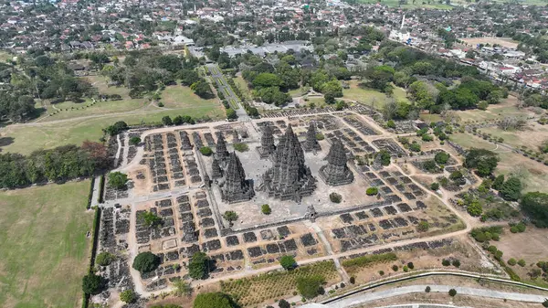 Endonezya 'nın en büyük Hindu tapınağı olan Prambanan Tapınağı' nın nefes kesen hava manzarası. Yeşillik ve Orta Cava 'nın canlı manzarası ile çevrili..