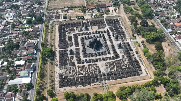 Candi Sewu 'nun simetrik güzelliği hayret verici bir şey. Taştan harabeler yüksek merkezi mabedin etrafında kutsal bir labirent oluşturuyor..