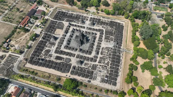 Yukarıdan gelen görkemli Candi Sewu kompleksi, merkezi mabedi ve dağılmış yüzlerce harabeyi gösteriyor, antik mimariyle çevreyi harmanlıyor..