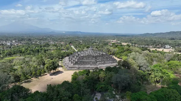 Borobudur Tapınağı ve Mount Merapi dron kadeh Doğu Java, Endonezya arka planda çarpıcı.