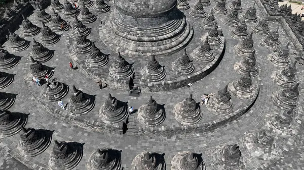 Borobudur 'a hayret edin, bu gökyüzünde, sersemliklerin ve terasların geometrik düzeni büyüleyici bir desen yaratıyor, anıtların ruhani ihtişamını gözler önüne seriyor.