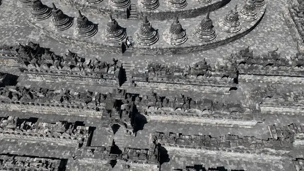 Büyüleyici bir hava manzarası, antik mimari ustalığını sergileyerek dünyanın en büyük Budist tapınağı olan Borobudur 'un geometrik koridorlarını ve karmaşık teraslarını gözler önüne seriyor..