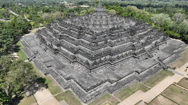 Yogyakarta Java Endonezya 'daki Borobudur Tapınağı. Borobudur Tapınağı Endonezya 'nın en çok ziyaret edilen tapınaklarından biridir..