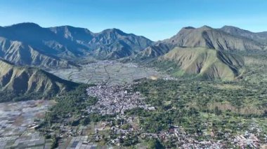 Sembalun köyü ve renkli tarlaları yüksek tepelerle çevrili geniş bir kalderada yuva yapar. Manzara Lombok volkanik güzelliğinin kalbini yakalıyor..