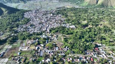 Dramatik dağ sırtlarının altında yer alan Sembalun köyü vadiye doğru uzanıyor. Sabah ışığı eşsiz manzarasını ve sakin kırsal cazibesini vurgular..