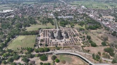 Endonezya 'nın en büyük Hindu tapınağı olan Prambanan Tapınağı' nın nefes kesen hava manzarası. Yeşillik ve Orta Cava 'nın canlı manzarası ile çevrili..