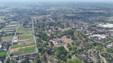 Candi Lumbung Candi Bubrah ve Candi Sewu 'yu görüntülüyor. yemyeşil ağaçların ve pirinç tarlalarının arasında Java manzarasının üzerinde yükselen tapınakların arasında..