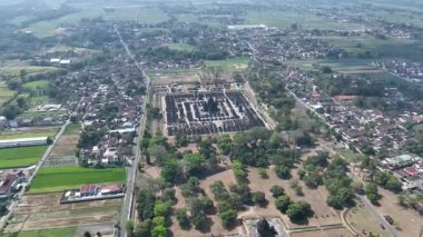 Yukarıdan gelen görkemli Candi Sewu kompleksi, merkezi mabedi ve dağılmış yüzlerce harabeyi gösteriyor, antik mimariyle çevreyi harmanlıyor..