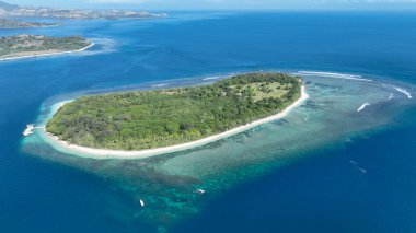 Yukarıdan gelen Gili Rengit bereketli ormanlarını, beyaz kumlu plajlarını ve canlı mavi sularını sergiliyor. Bu gizli mücevher doğa aşıkları ve huzur arayanlar için mükemmel..