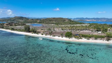 Gili Gede 'in sakin cazibesini tecrübe et. Ada el değmemiş bir sahil şeridi, canlı mercan resifleri ve Hindistan cevizi palmiyeleri ve sakin lagünlerle benekli sakin bir manzara sunuyor..