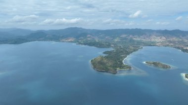 Gili Goleng 'in hava manzarası, Lombok dağlarıyla çevrili bereketli kıyı şeritlerini ve kristal mavi koyları gösteriyor. Doğa aşıkları ve barışçıl kaçış arayan kaşifler için idealdir..