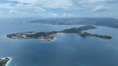 Gili Gede geniş kumlu plajlar, canlı yerel köyler ve yuvarlanan tepeler sunuyor. Bu ada cenneti otantik ada yaşamına ve nefes kesici doğal güzelliğe açılan bir kapıdır..