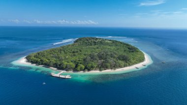 Derin mavi okyanus ve canlı mercan resifleriyle çevrili Gili Rengit 'in hava manzarası dokunulmamış doğayı sergiliyor ve kıyı şeridi boyunca turkuaz sığlıkları davet ediyor..