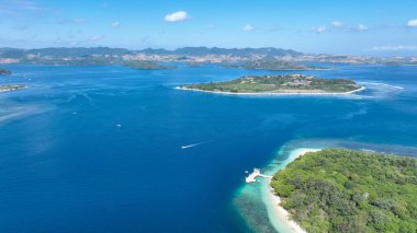 Zümrüt adaların göz kamaştırıcı manzarası ve açık gökyüzünün altında derin mavi deniz, yukarıdan Endonezya takımadalarının el değmemiş güzelliklerini yakalıyor..