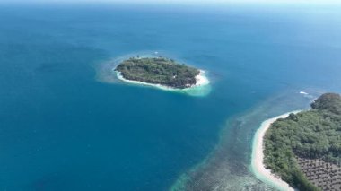 Gili Nanggu ve Gili Tangkong 'un nefes kesici hava manzarası, kristal berrak turkuvaz suları ve el değmemiş beyaz kumsallarla çevrili iki bereketli adayı ortaya çıkarıyor. Lombok' ta gerçek bir cennet..