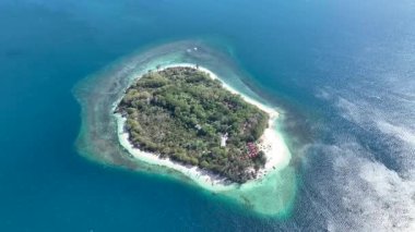 Gili Nanggu el değmemiş yeşiliyle, sahil şeridiyle ve barışçıl atmosferiyle yukarıdan parlıyor. Bu da onu dinginlik ve doğal harikalar arayanlar için ideal bir kaçış noktası yapıyor..