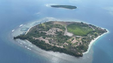 Gili Layar 'ın çarpıcı hava görüntüsü adaların çeşitli manzaralarını, sakin plajlarını ve uzak mesafeden görülebilen komşu bir adaya sahip canlı mavi denizi gösteriyor..