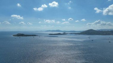 Dağılmış adalar ve uzak dağlar, Bagan Apung ya da Bagang 'ın bambudan yapılmış geleneksel bir balıkçılık yapısı olduğu nefes kesici bir manzara yaratırken okyanusta güneş ışığı dansları yapar ve deniz manzarasına kültürel cazibe katar..