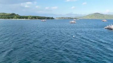 Bagan Apung ya da Bagang, denizin ortasında ançüez yapmak için bambudan yapılmış geleneksel bir balık avlama yapısıdır. Lombok Denizi 'nde balık tutmak için geleneksel yüzen kulübenin güzel manzarası