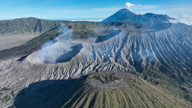Batok volkanik kuş bakışı bu ikonik Endonezya manzarasının saf güzelliğini ve gücünü vurgulayan dramatik tepeler ve dumanı tüten bir krater sergiliyor..