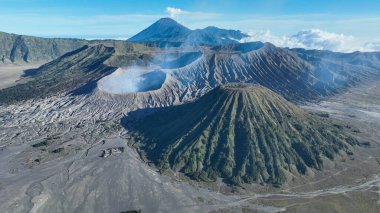 Batok volkanik kuş bakışı çarpıcı tepeler ve kül ovasından yükselen yemyeşil çizgiler ortaya çıkarır. Geniş kaldera ve uzak tepeler nefes kesici volkanik bir panorama yaratır..
