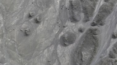 Bu yukarıdan aşağıya çarpan çekim volkanik çıkıntılar ve izole tepelerden oluşan bir ağ yakalar ve doğanın sayısız yıldır dünyayı şekillendiren ham gücünü ortaya çıkarır..