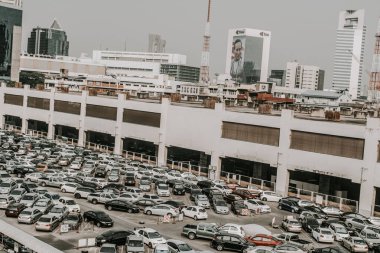 Otoparkta, Bangkok 'ta, Tayland' da bir sürü araba var. 