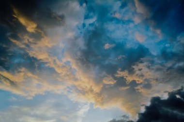 Günbatımı arkaplanında renkli gökyüzü